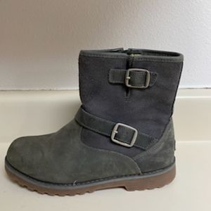 UGG KIDS HARWELL BIKER BOOTS IN BLACK SIZE 5Y